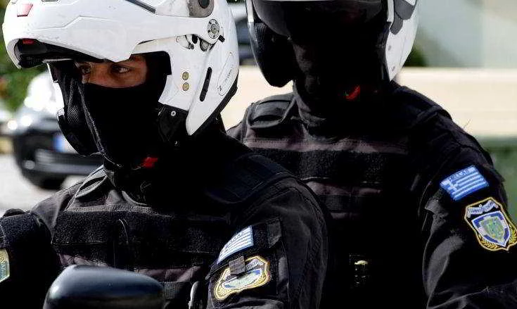 Απίστευτο! – ΕΔΕ για τους αστυνομικούς που πήγαν να συλλάβουν τον Ζακ Κωστόπουλο – Κουκουλοφόροι απειλούν τον ιδιοκτήτη του κοσμηματοπωλείου